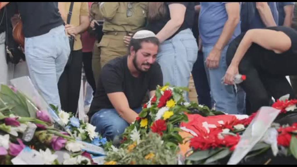 i-funerali-della-famiglia-kutz,-sterminata-nel-kibbutz-kfar-aza