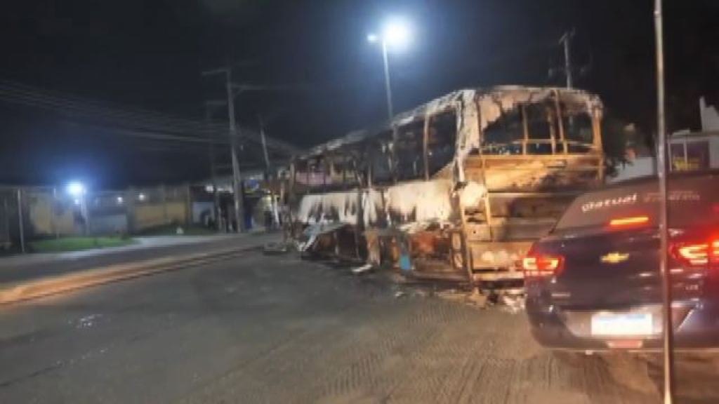 caos-a-rio-de-janeiro:-le-milizie-incendiano-35-autobus