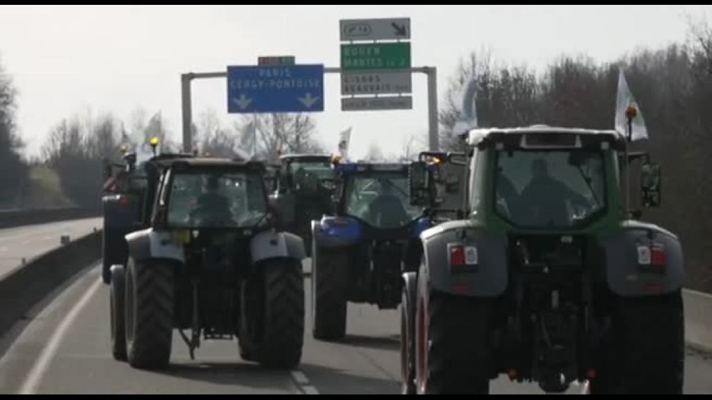 gli-agricoltori-francesi-in-marcia-verso-parigi